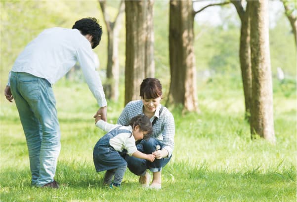公園で過ごす家族