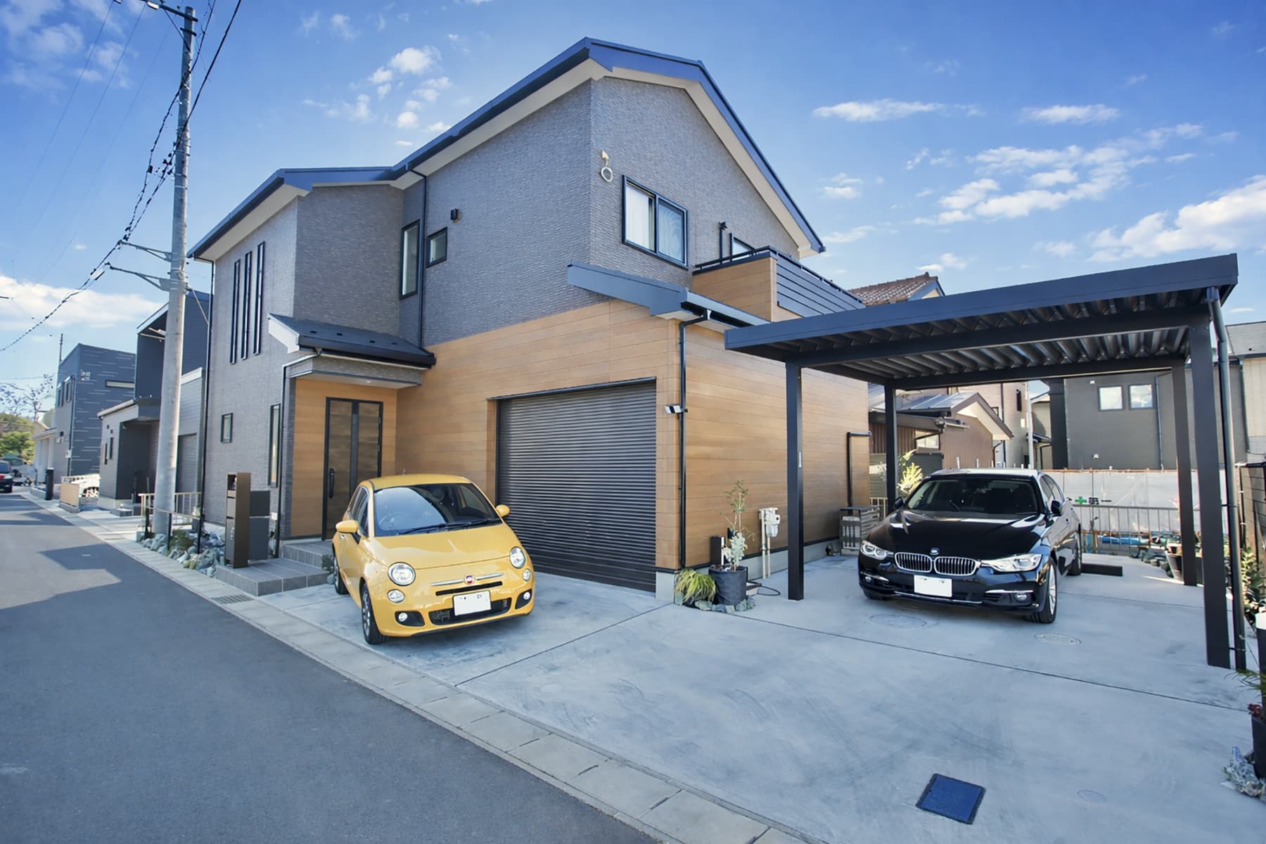 室内からも大切な愛車が見えるビルトインガレージのある家